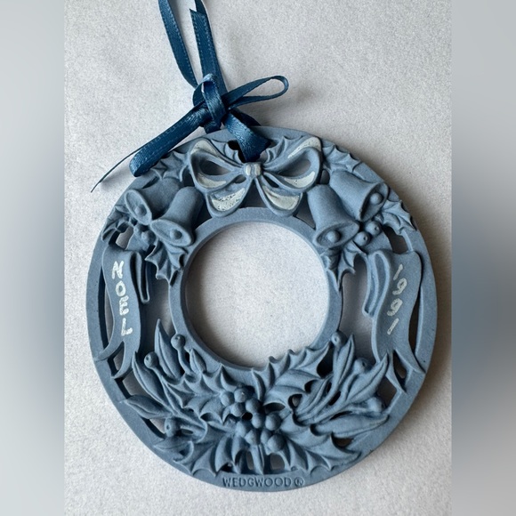 Vintage Wedgwood Ornament Blue Jasperware Annual Wreath 1991 - Picture 1 of 3